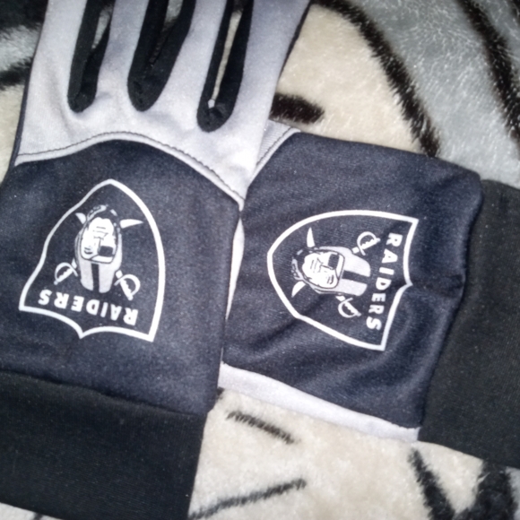 Raiders gloves new Medium size - Picture 3 of 5